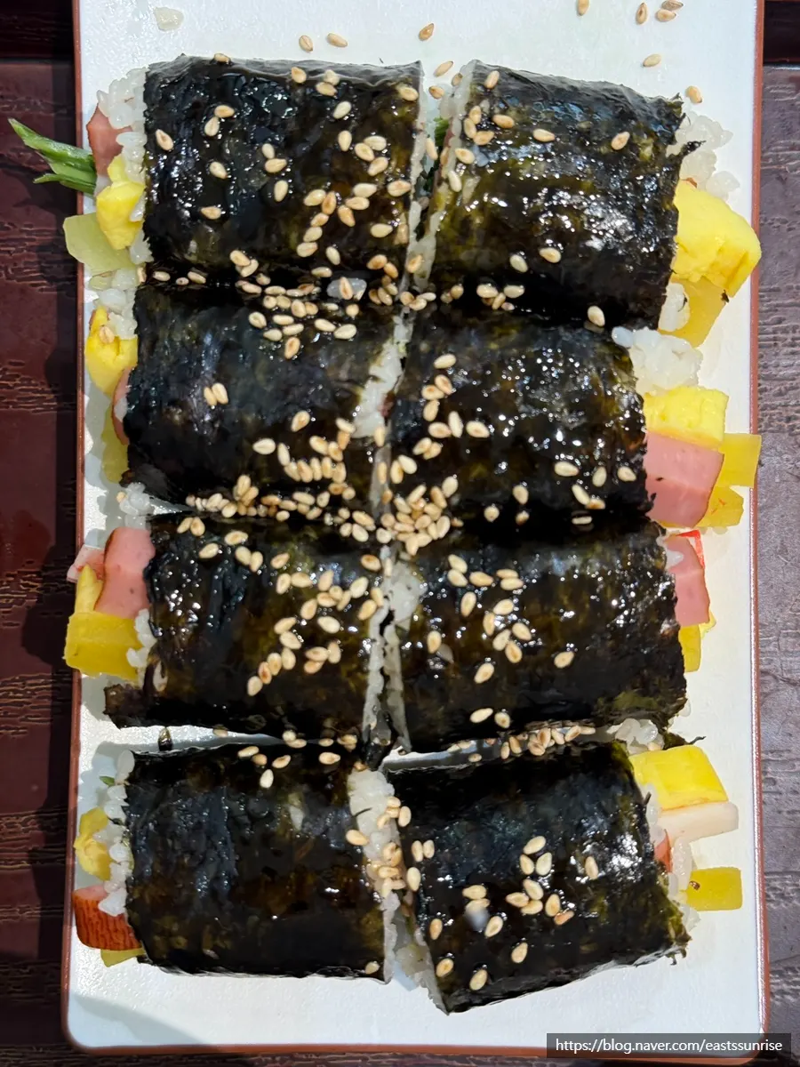 A plate of moist Hyeonseonine handmade sundae