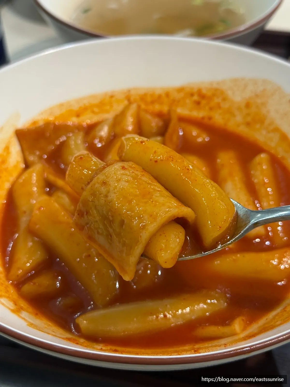 Eating Hyeonseonine's broth tteokbokki with a spoon