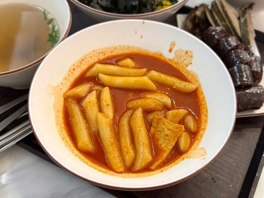 양념이 배인 빨간 떡볶이 접시