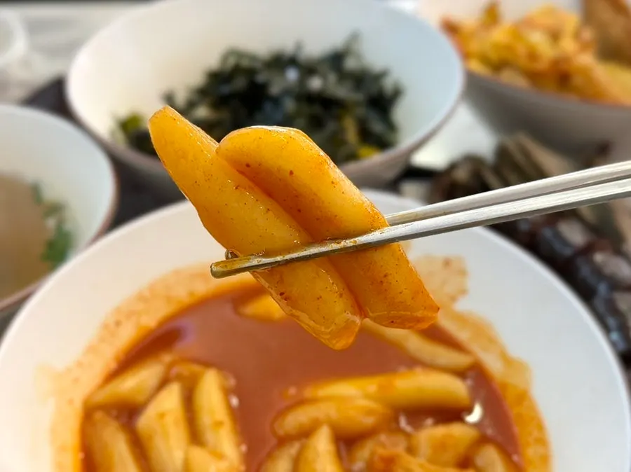떡을 집어 올린 떡볶이 클로즈업