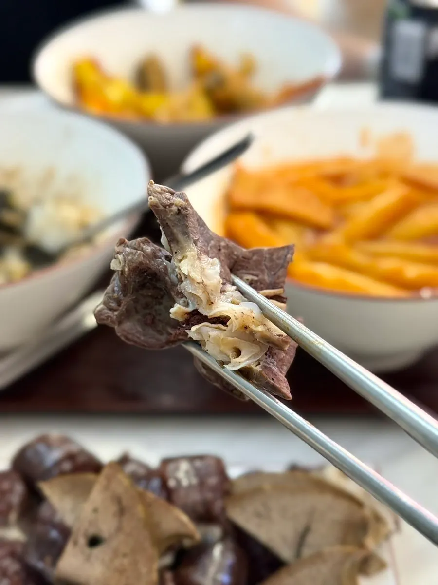 떡볶이 양념에 찍어 먹는 순대
