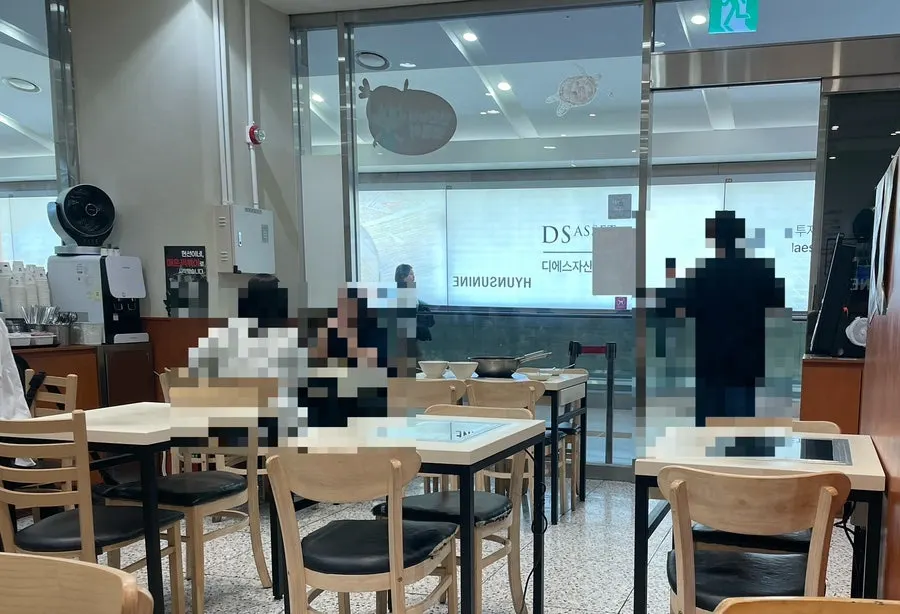 점심 이후에도 손님이 있는 매장 좌석