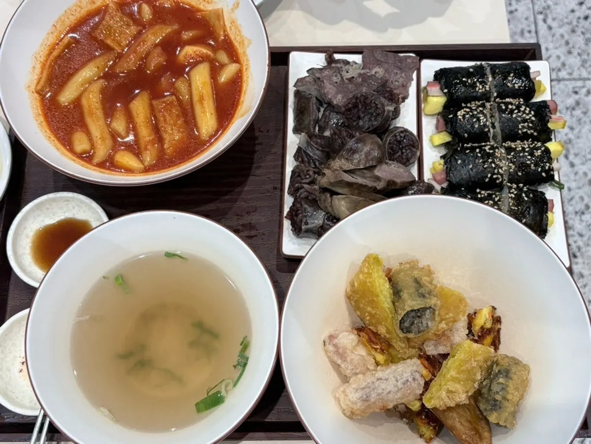 떡볶이 순대 김밥 모듬튀김이 나온 현선이 세트 한상