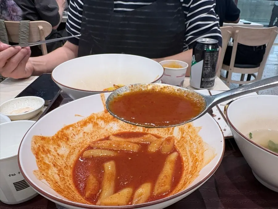 거의 다 비운 떡볶이 국물 냄비