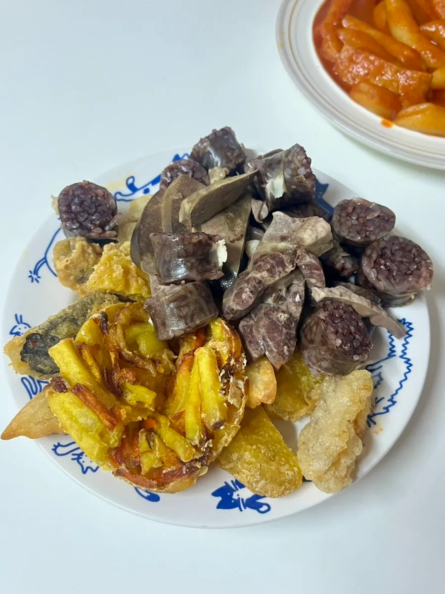 집에 차린 현선이 세트 떡볶이와 김밥