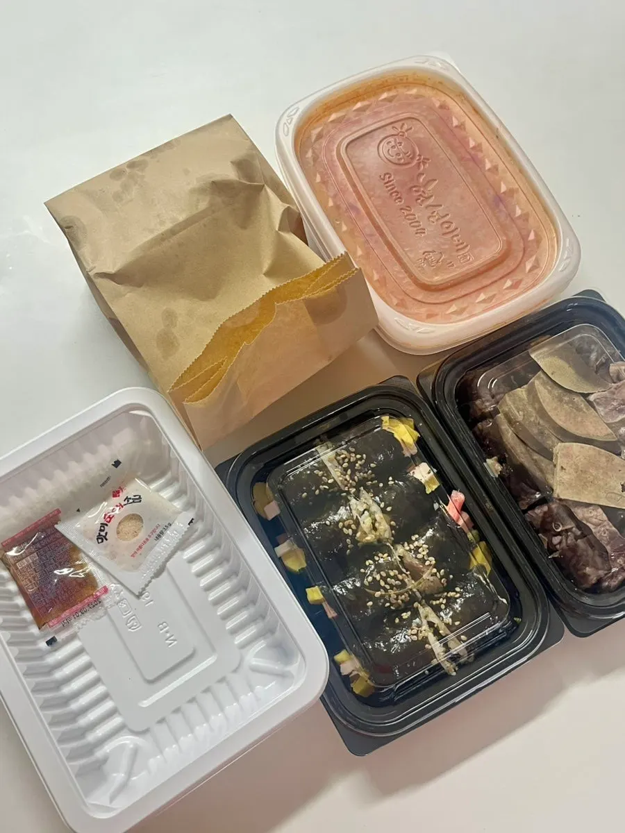 포장 용기를 열어 본 현선이 세트