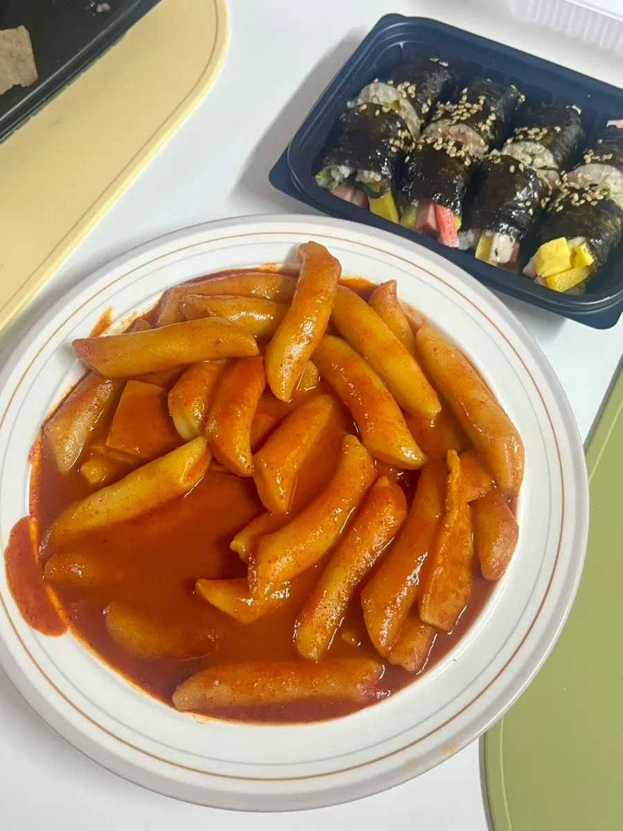그릇에 옮겨 담은 어묵과 떡 위주 떡볶이