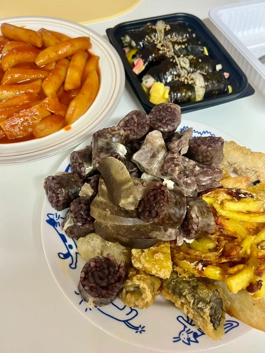 떡볶이와 꼬마김밥 조합