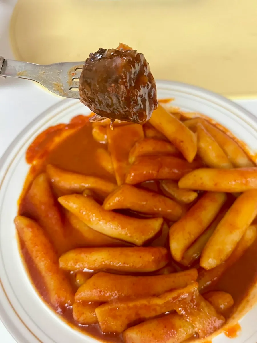 떡볶이 소스에 찍어 먹는 순대 내장