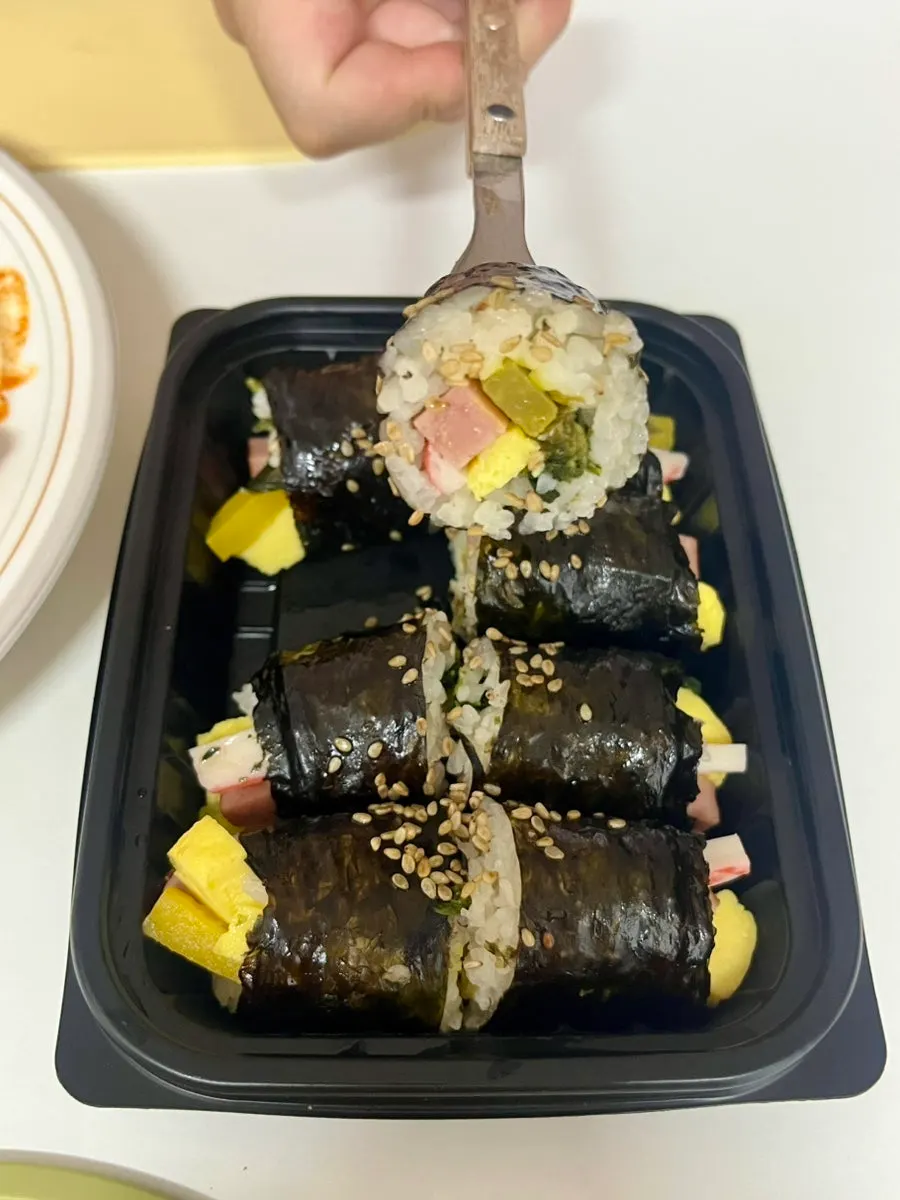 두툼한 계란지단이 보이는 꼬마김밥 단면