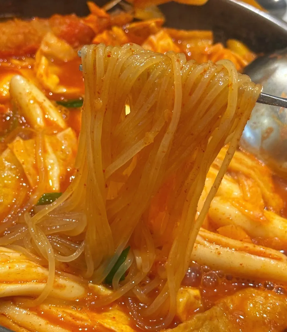Yakimandu dunked in tteokbokki broth