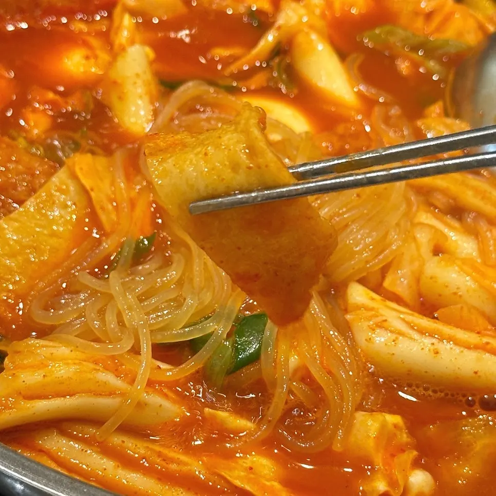 Noodles boiling in the instant tteokbokki