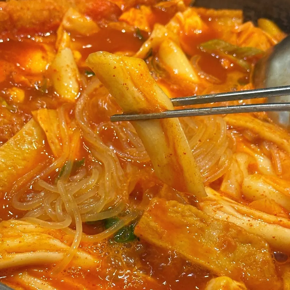 Rice cakes and eomuk soaked in sauce