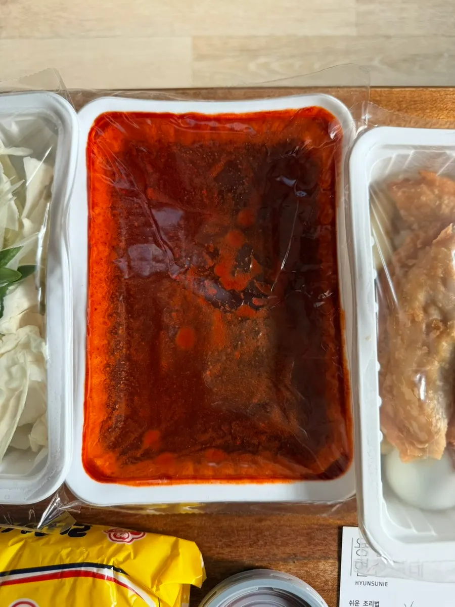 야채사리와 떡, 어묵이 담긴 포장 구성