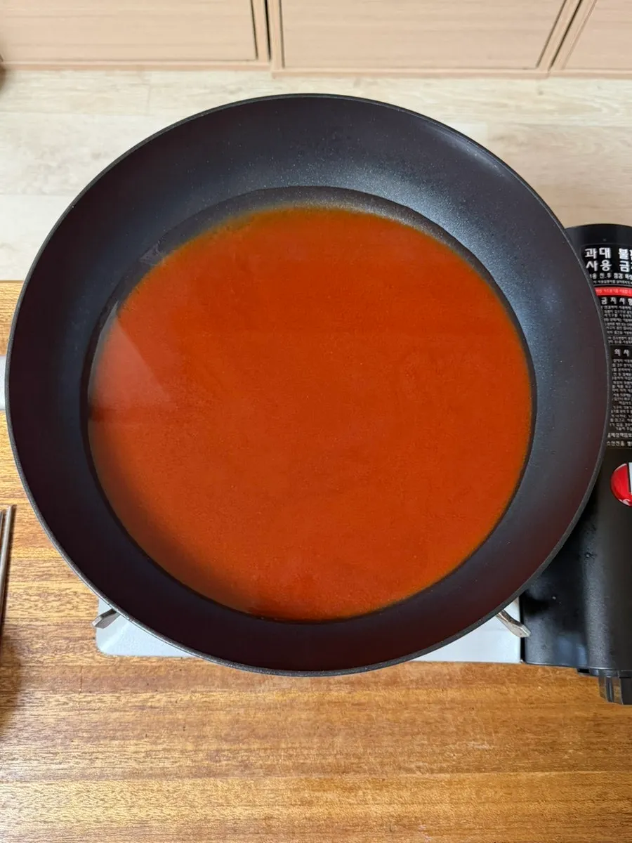 냄비에 재료를 넣고 끓이는 즉석떡볶이