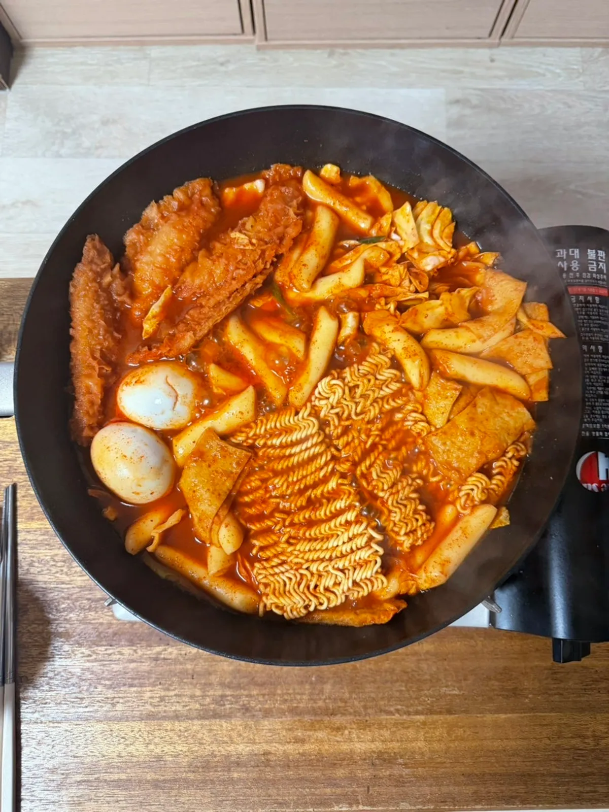 밀떡과 삶은 계란이 보이는 중간맛 즉석떡볶이