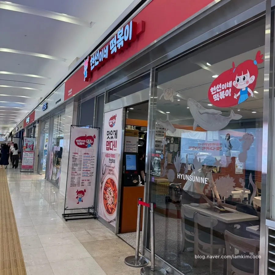 Passageway leading from Yeouido Station to IFC Mall