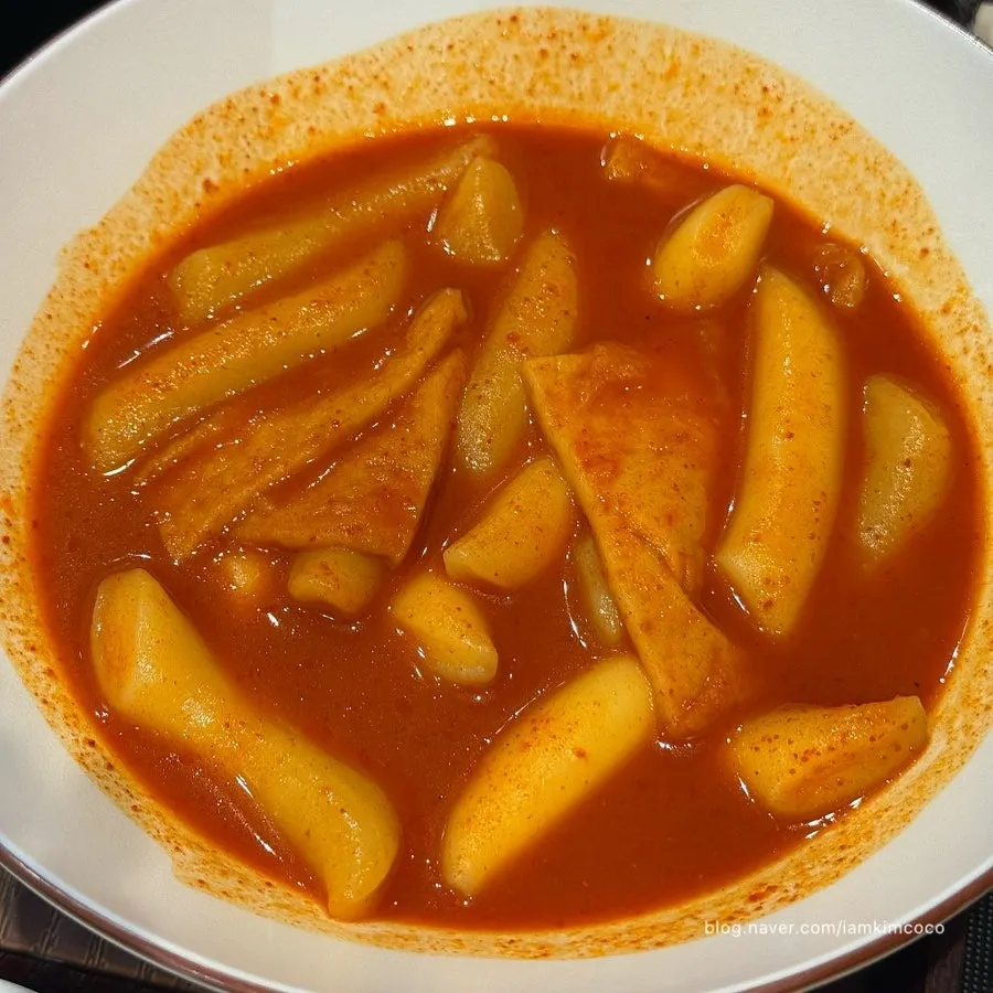 A plate of mild-spice tteokbokki from the Hyeonseonine Set