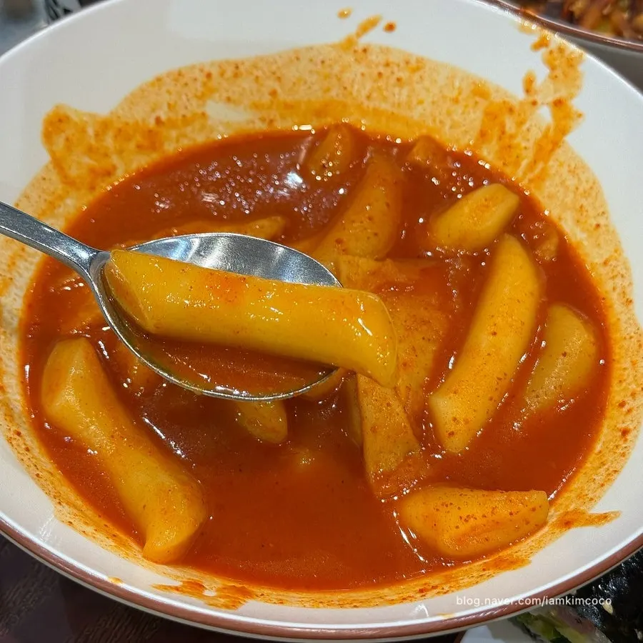 Sauce-coated rice cakes mixed with fish cake