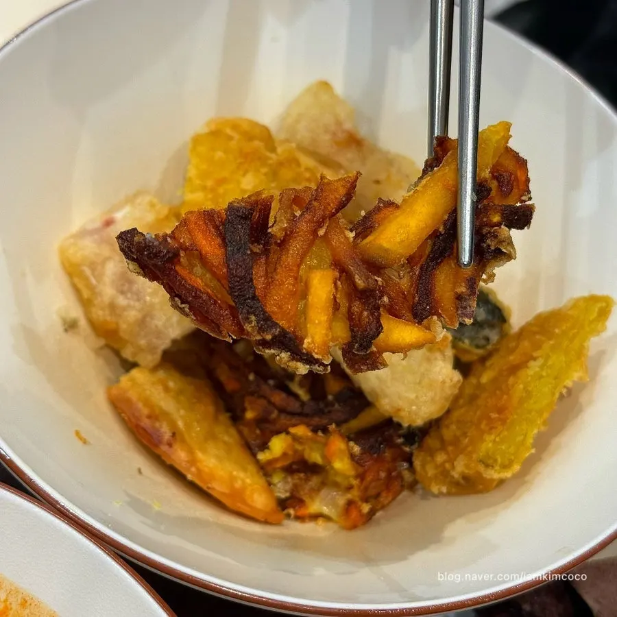 Sweet potato tempura and kimmari on the fried snack plate