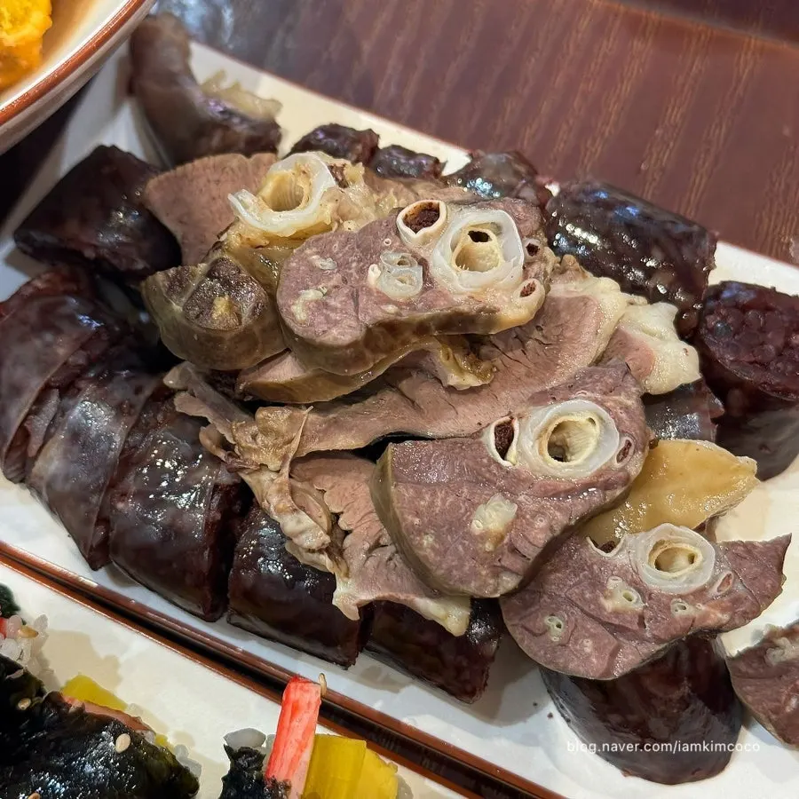 Sundae plate served with lung and liver