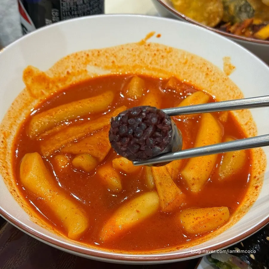 Glutinous sundae dipped into tteokbokki sauce