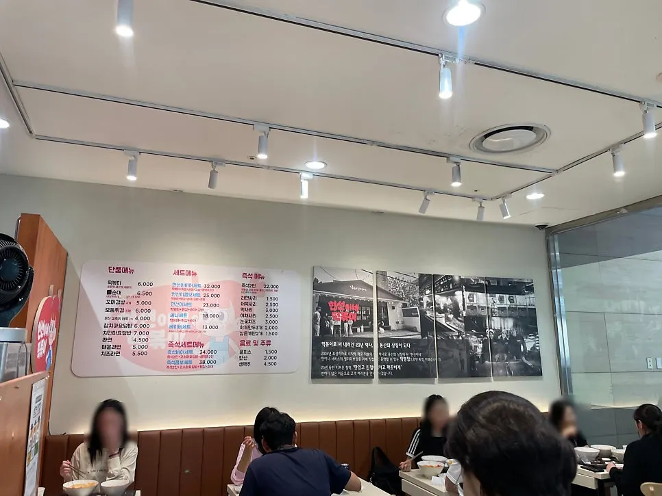 현선이네 프리미엄 IFC몰점 내부 좌석