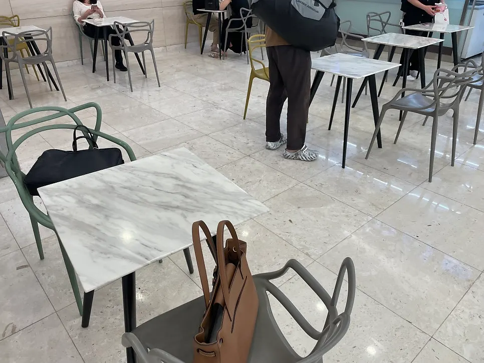 현선이네 프리미엄 IFC몰점 외부 좌석