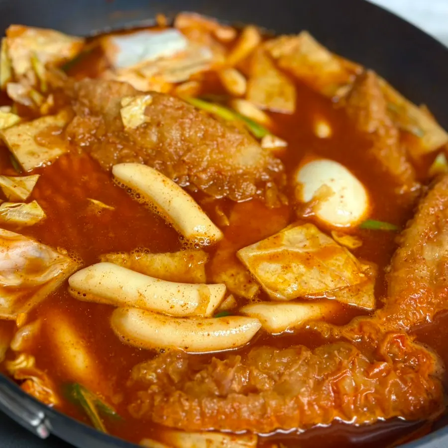 집 냄비에서 보글보글 끓는 즉석떡볶이