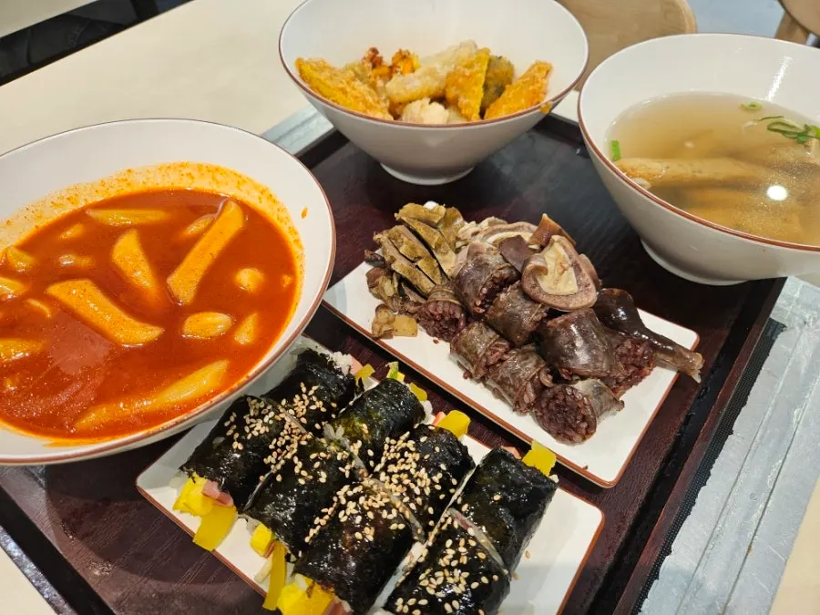 떡볶이와 튀김, 순대, 김밥이 차려진 현선이세트 한 상