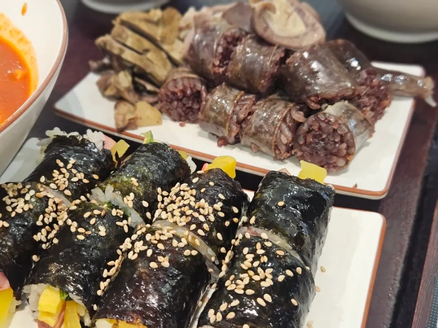세트로 나온 순대와 김밥 접시