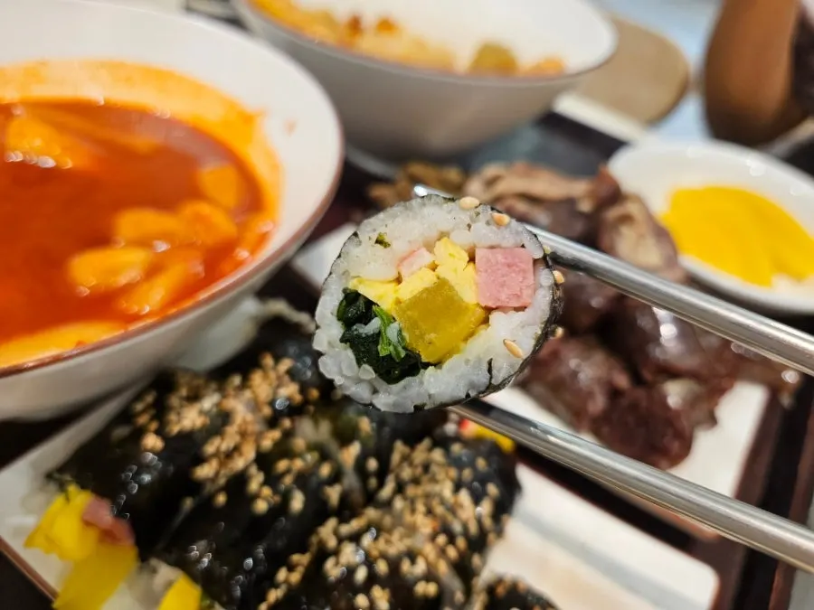내장이 함께 담긴 순대 접시 근접