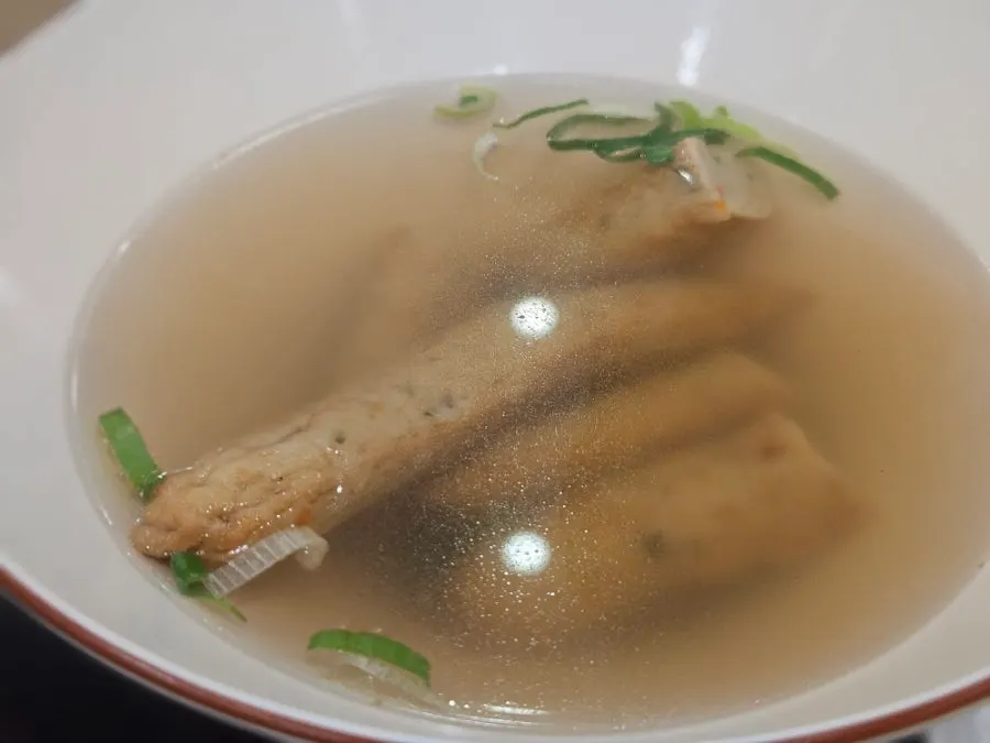 붇지 않은 떡이 담긴 현선이네 떡볶이