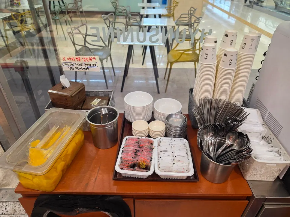 Self-serve bar for tableware and radish pickles