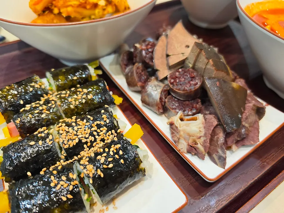 Generously portioned Hyeonseoni Set laid out on the table