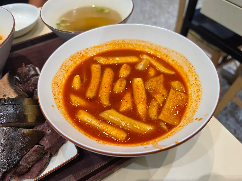 Hyeonseoni Set table setting, plenty for two people
