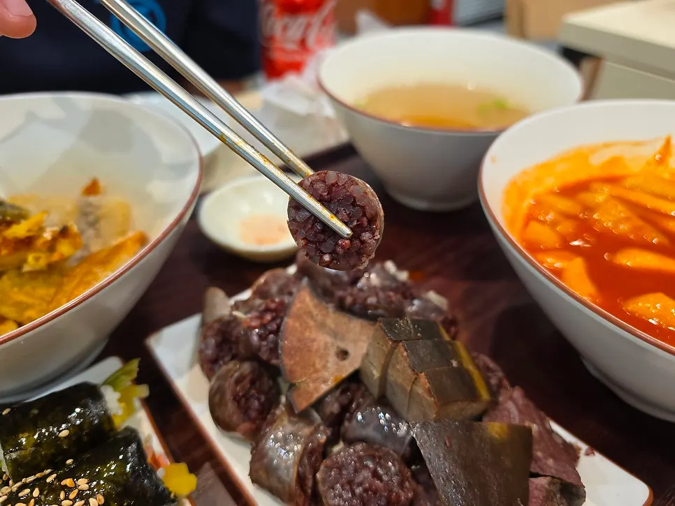Plate of sundae served with liver and lung