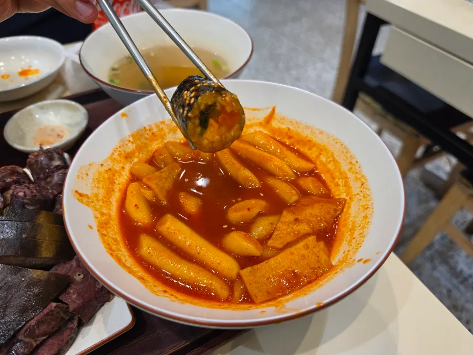 Gimbap dipped into tteokbokki broth