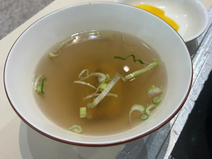 떡, 오뎅, 계란, 쫄면, 야끼만두가 담긴 즉석떡볶이 구성