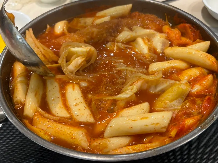 국물이 졸아든 중간맛 즉석떡볶이