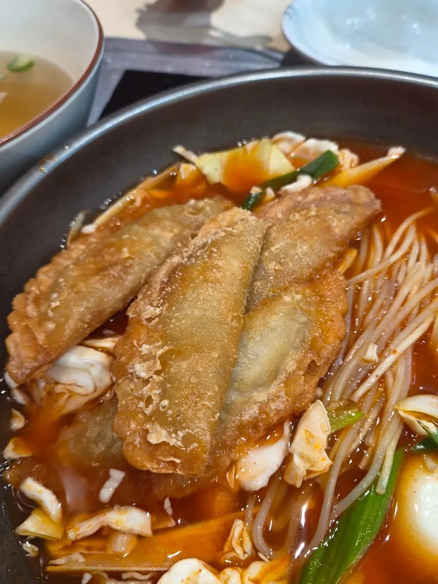즉석떡볶이 속 야끼만두와 삶은 계란