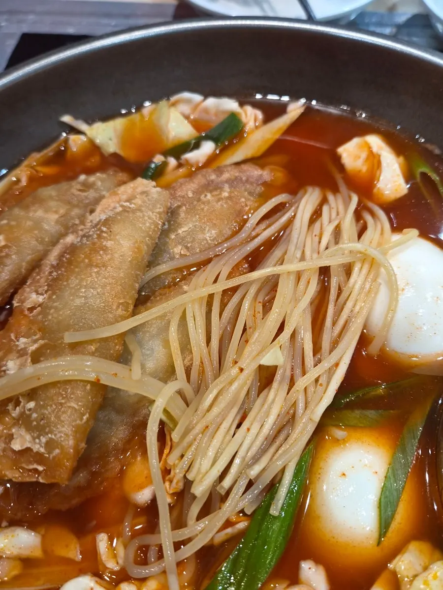 쫄면과 만두가 담긴 즉석떡볶이 냄비