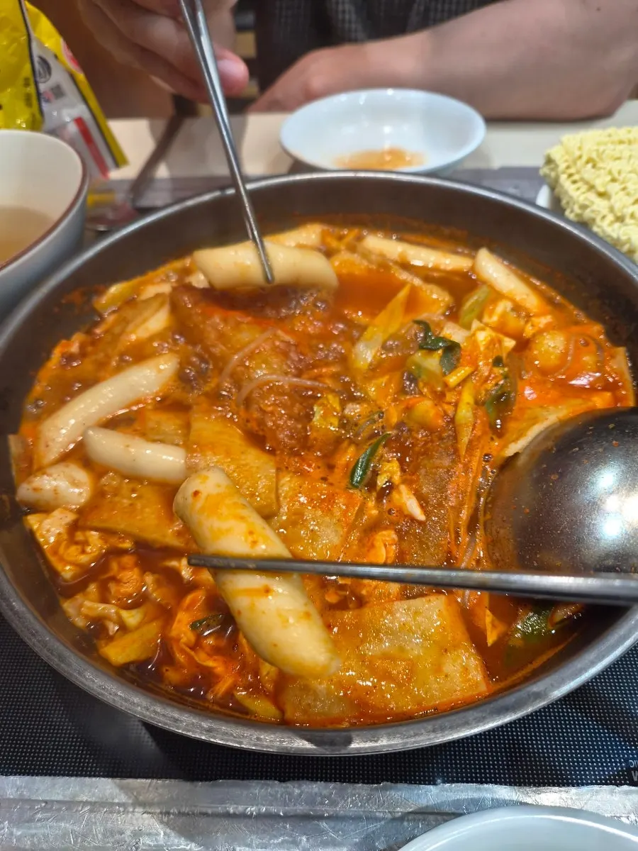앞접시에 덜어낸 떡볶이 떡