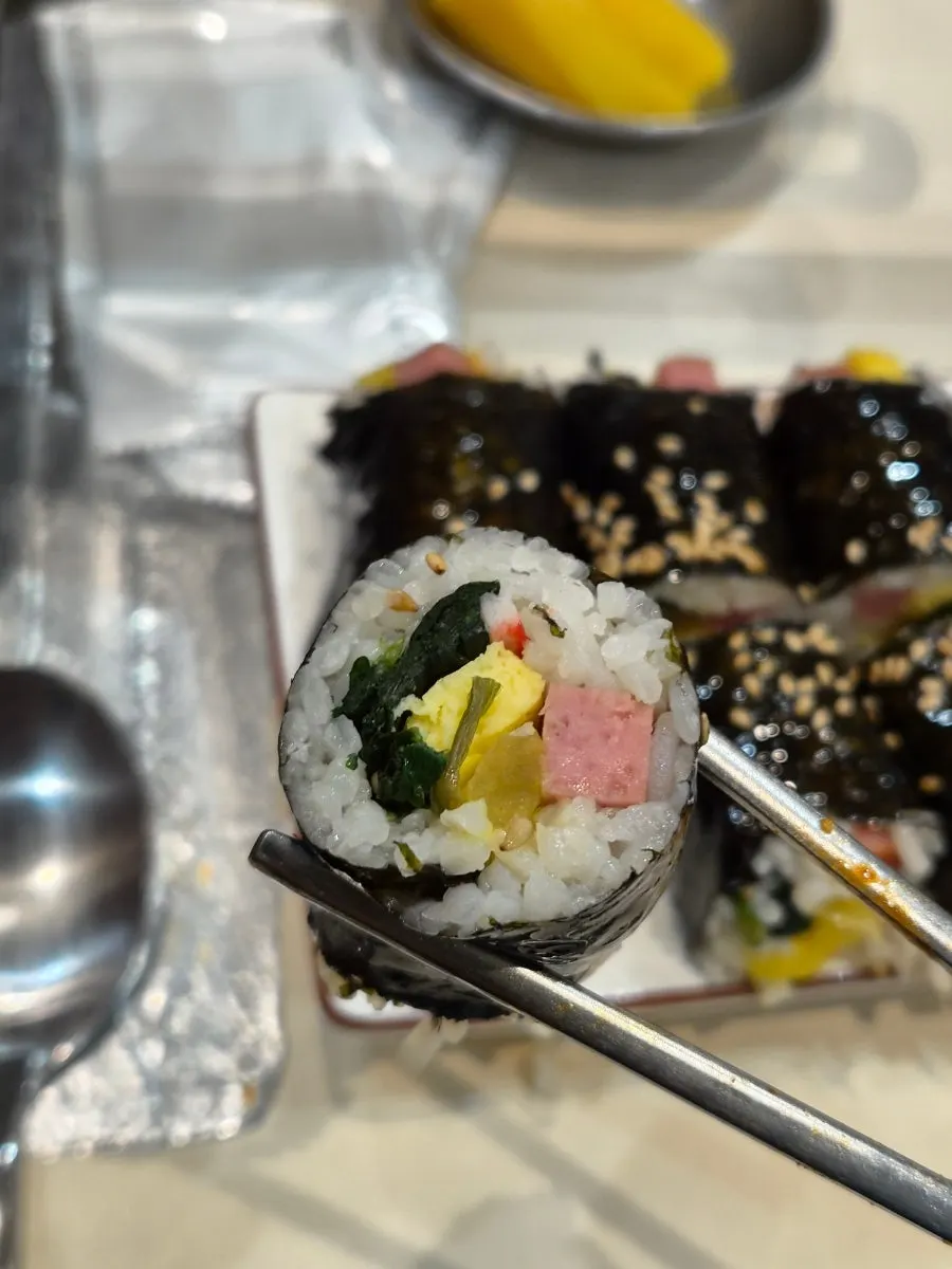 꼬마김밥 단면에 보이는 속재료