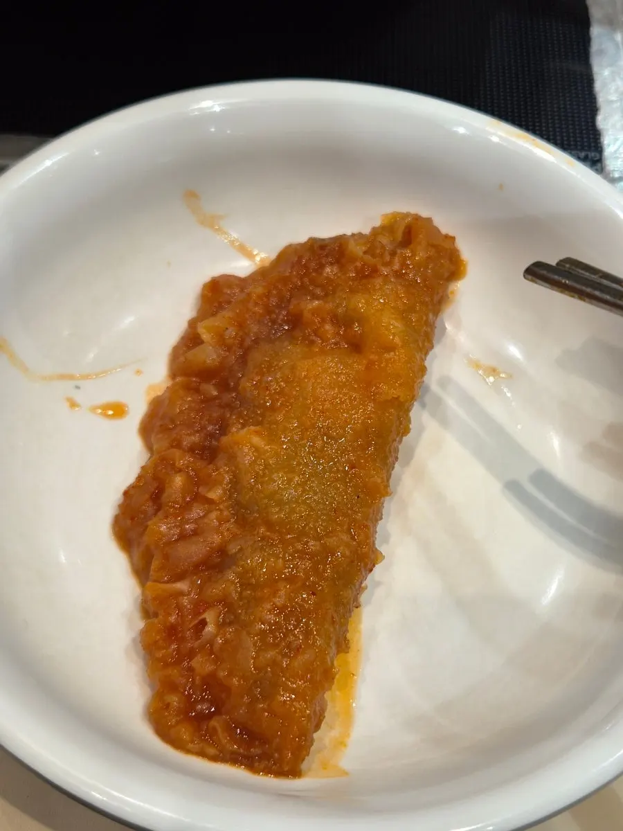 떡볶이 국물에 적신 꼬마김밥