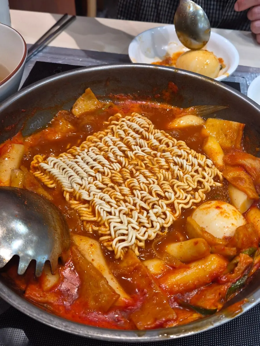 즉석떡볶이에 넣은 라면사리