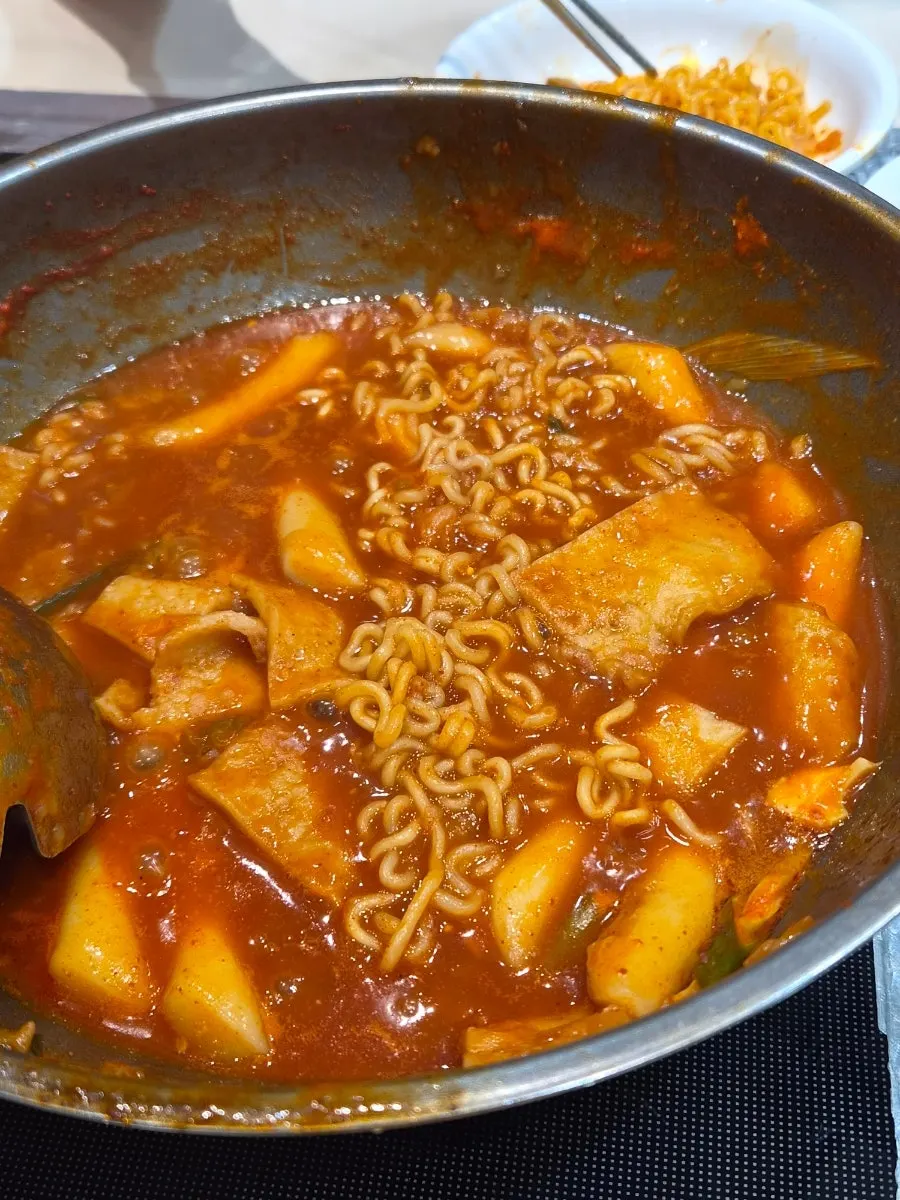 라면사리로 꾸덕해진 자작한 라볶이