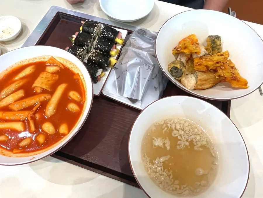 Spicy tteokbokki broth and rice cakes