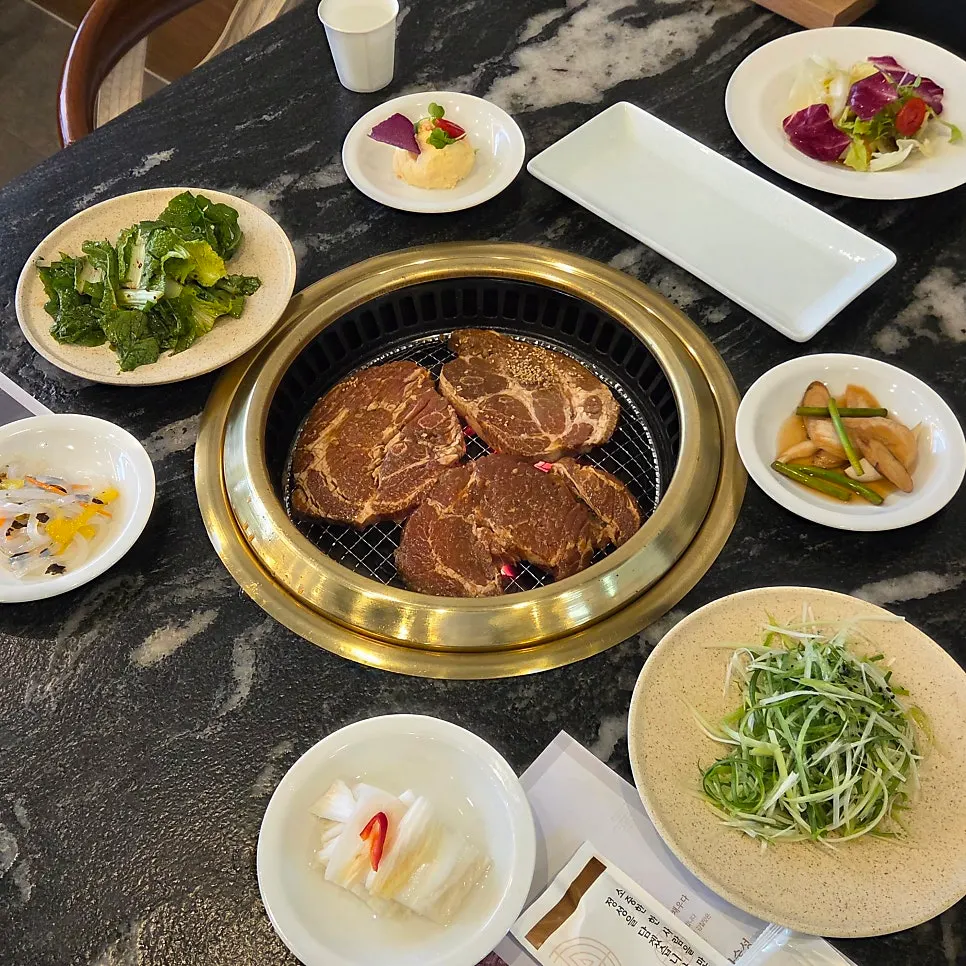 불판에 올린 두툼한 양념갈비
