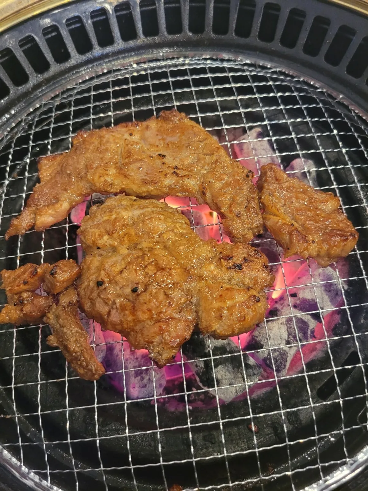 Moist pork ribs drizzled with organic pear juice